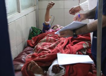 Hospitales desbordados en Afganistán mientras siguen llegando heridos tras el terremoto