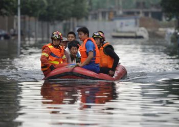 Al menos 75 personas atrapadas y dos desaparecidas tras inundaciones en el este de Taiwán