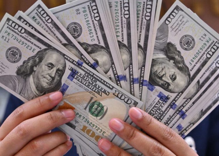 El dólar sigue en ascenso y llega a RD$64