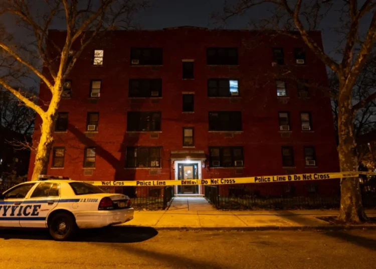 Joven muere tras ser perseguida y atacada en su apartamento en Queens