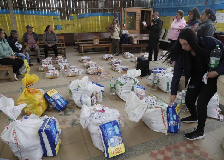Donde el hambre llama a la puerta, camiones llenan mesas vacías de miles de colombianos
