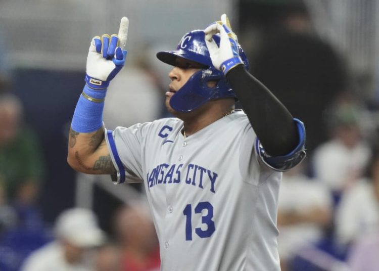 Salvador Pérez alcanza los 300 cuadrangulares y 1,000 impulsadas en Grandes Ligas