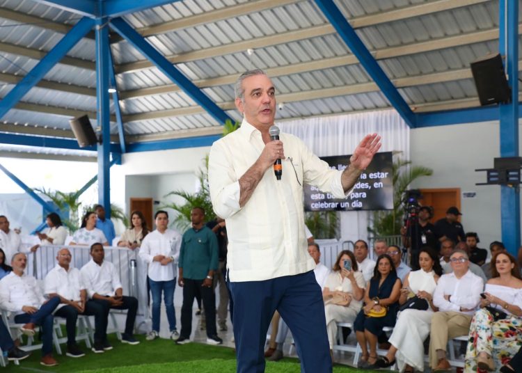 Abinader lanza programa de titulación que impactará a más de 25,000 personas en Puerto Plata