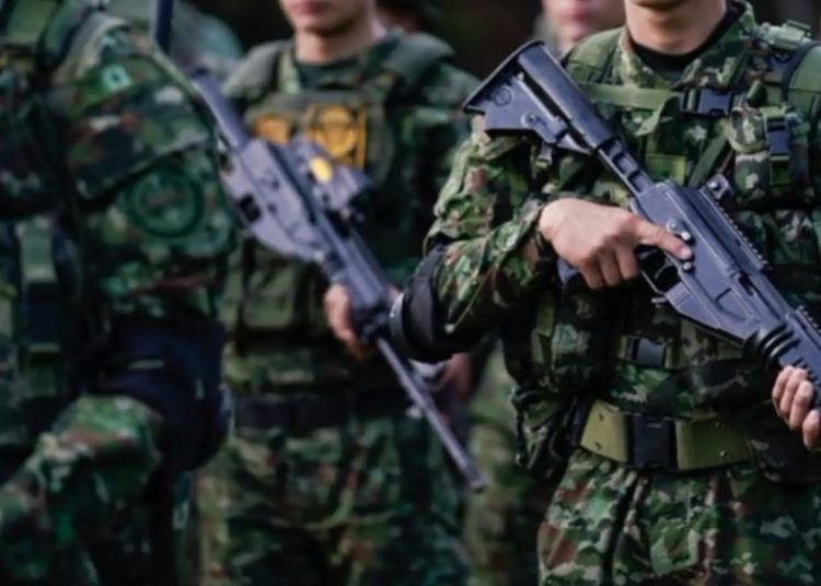 Dos militares heridos tras ser quemados con gasolina en una asonada en el sur de Colombia