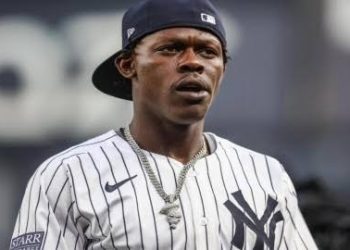 Jazz Chisholm Jr. abandona juego de Yankees tras recibir un bolazo en el brazo