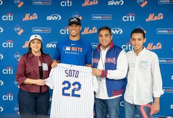 Juan Soto recibe al Ministro de Deportes Kelvin Cruz en Citi Field durante el Mes de la Herencia Hispana
