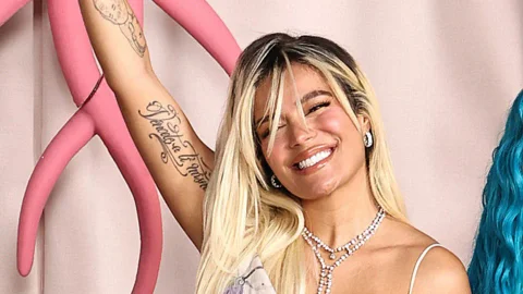 Karol G lanza su propio tequila “200 Copas”