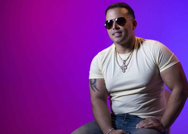 El Blachy busca al seguridad que no lo dejó subir a tarima para regalarle 30,000 pesos