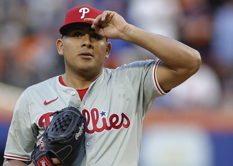 Suárez brilla y Filis aseguran serie en Milwaukee