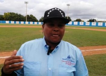 Omairy Guzmán hace historia como primera mujer árbitro en la Liga Profesional de Béisbol de RD