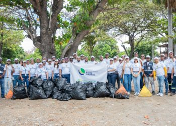 Colaboradores de Punta Catalina retiran desechos sólidos en Playa Los Almendros
