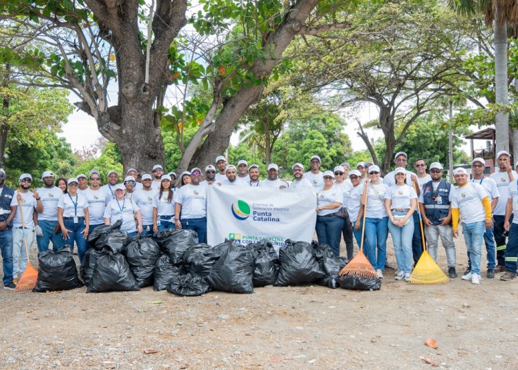Colaboradores de Punta Catalina retiran desechos sólidos en Playa Los Almendros
