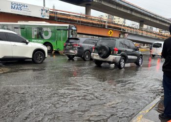 Inundaciones afectan peatones en la intersección Churchill con Kennedy