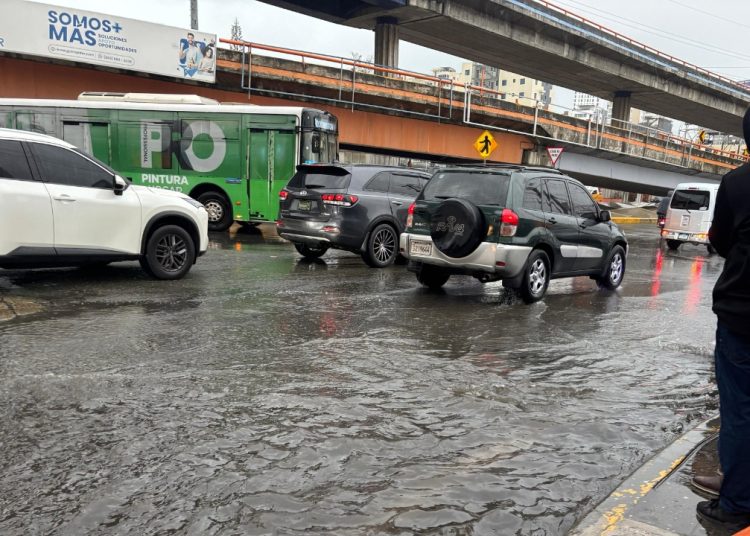 Inundaciones afectan peatones en la intersección Churchill con Kennedy