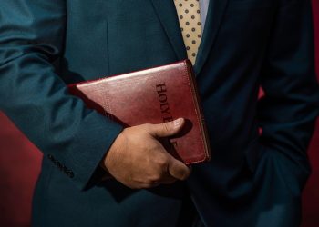 Pastor evangélico sorprende al figurar en fiesta polémica en la Zona Colonial