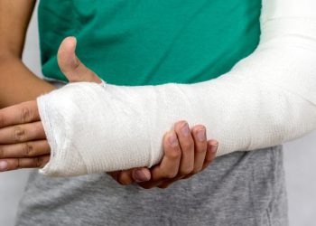 Portón de liceo cae sobre estudiante de 13 años en Hato Mayor y le provoca fracturas graves