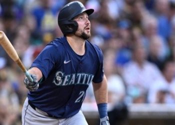 Cal Raleigh llega a los 60 jonrones y hace historia como el primer receptor en lograrlo