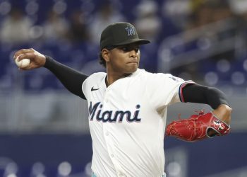 Marlins colocan a Edward Cabrera en lista de lesionados por esguince en el codo