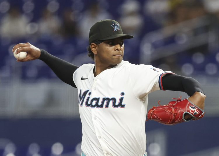Marlins colocan a Edward Cabrera en lista de lesionados por esguince en el codo