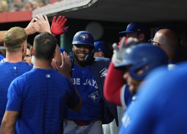 Azulejos remontan con 5 jonrones y 18 hits para ganar la serie ante los Rojos