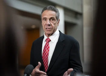 Cuomo propone reconstruir Rikers Island en vez de cerrar el complejo
