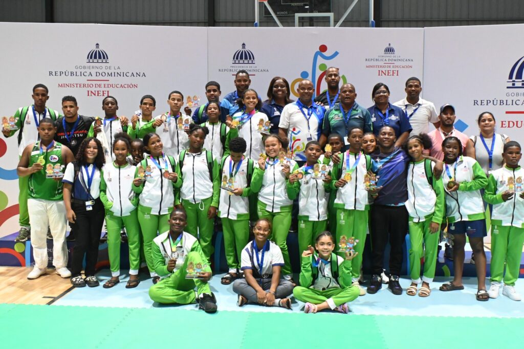 Continúan Juegos Escolares: Suroeste se hace del oro en bádminton mixto; Metropolitana II lidera medallero | 3 | Continúan Juegos Escolares: Suroeste se hace del oro en bádminton mixto; Metropolitana II lidera medallero - Noticias de hoy en República Dominicana | De Último Minuto