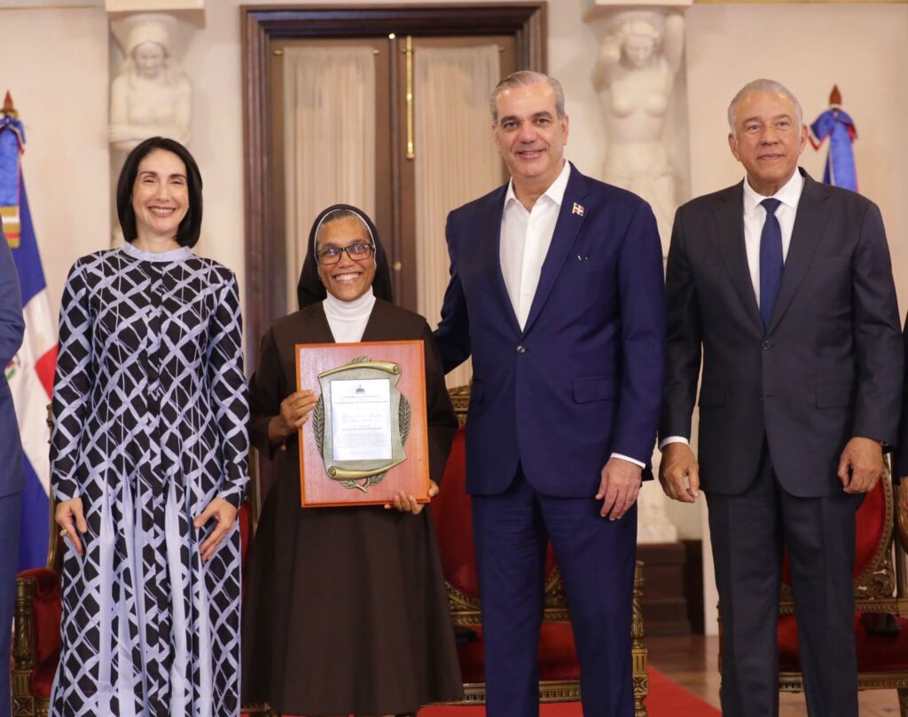 Abinader entrega premio Adulto Mayor del Año a Josefina Miniño - Noticias de hoy en República Dominicana | De Último Minuto