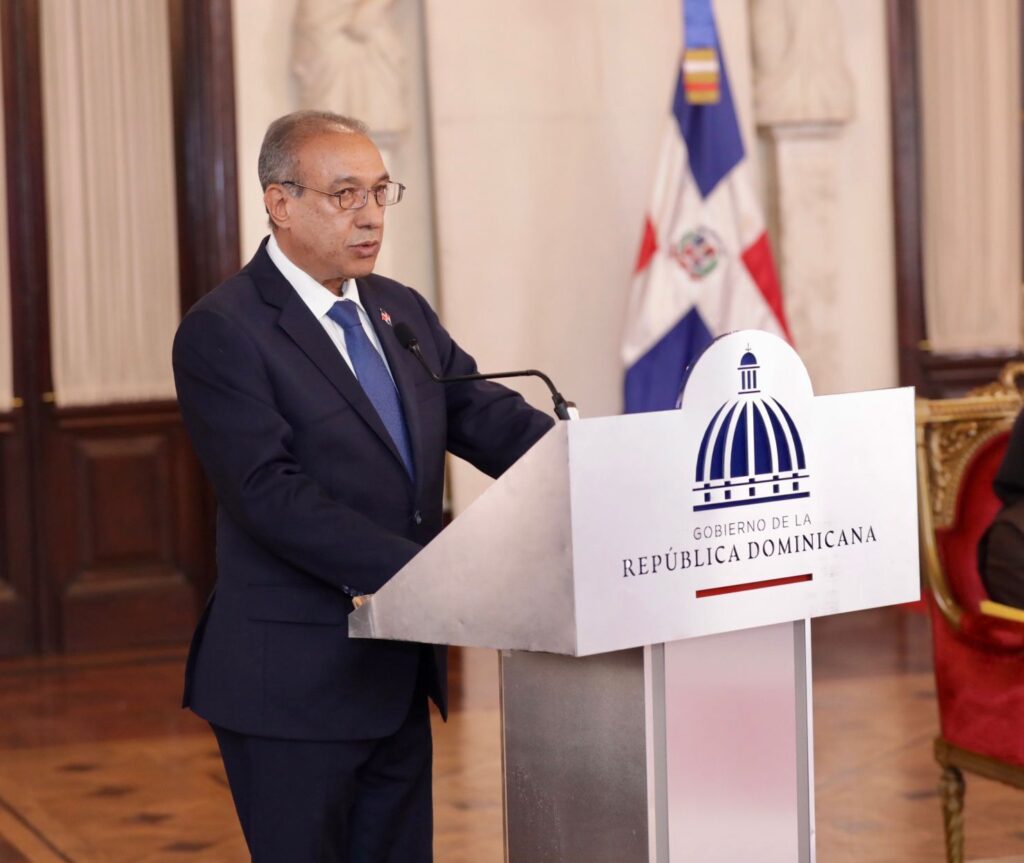 Abinader entrega premio Adulto Mayor del Año a Josefina Miniño - Noticias de hoy en República Dominicana | De Último Minuto