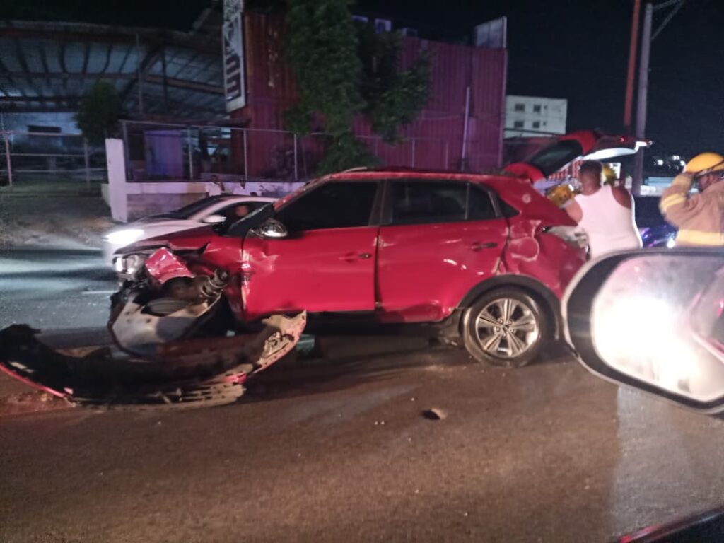 ¡Otro más! Fuerte accidente en la avenida Jacobo Majluta, frente a la Plaza Colina Centro - Noticias de hoy en República Dominicana | De Último Minuto