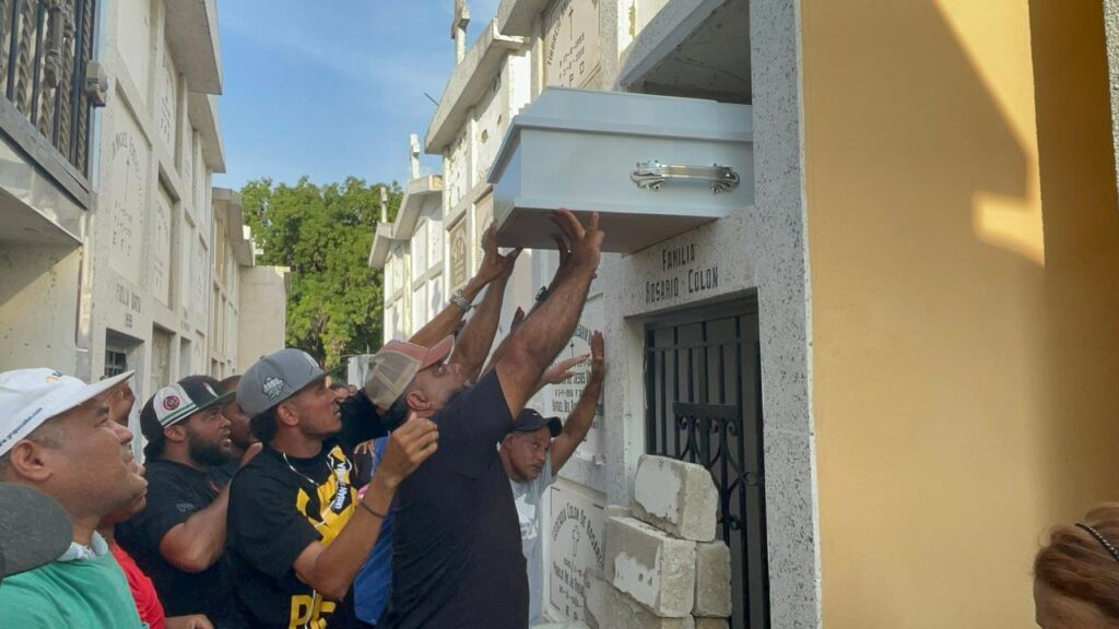 Sepultan en Santiago al hombre hallado muerto tras su esposa recibir dinero anónimo para comprar el ataúd - Noticias de hoy en República Dominicana | De Último Minuto