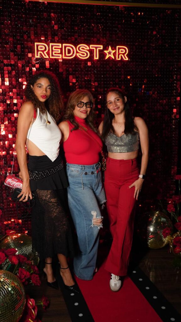 Fanáticos de Adri Torrón llegan a Chao Teatro para acompañarla en su primer concierto - Noticias de hoy en República Dominicana | De Último Minuto