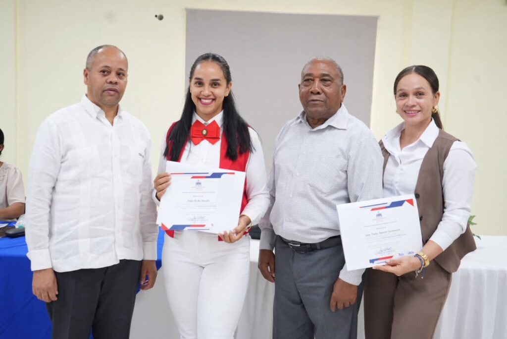 Reconocen a maestros de la Regional 03 de Azua por lograr alfabetización oportuna | 3 | Reconocen a maestros de la Regional 03 de Azua por lograr alfabetización oportuna - Noticias de hoy en República Dominicana | De Último Minuto