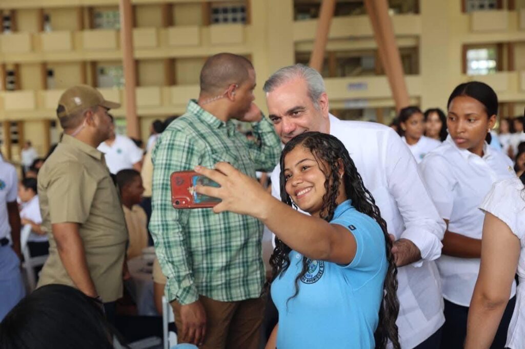 Presidente Luis Abinader se reúne con jóvenes estudiantes en la UASD-Bonao