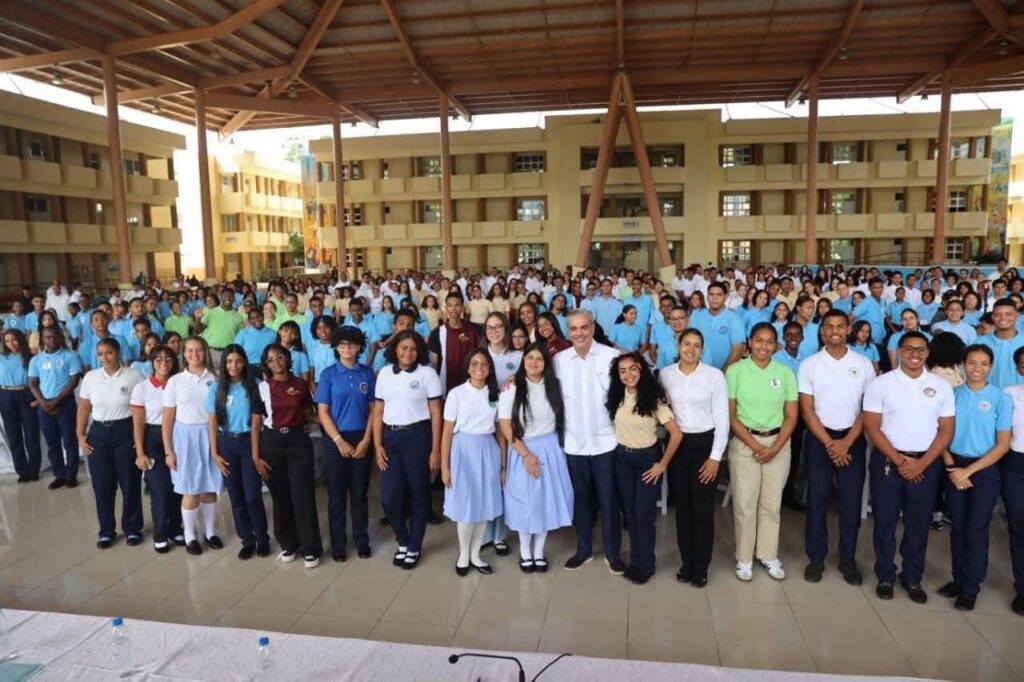 Presidente Luis Abinader se reúne con jóvenes estudiantes en la UASD-Bonao