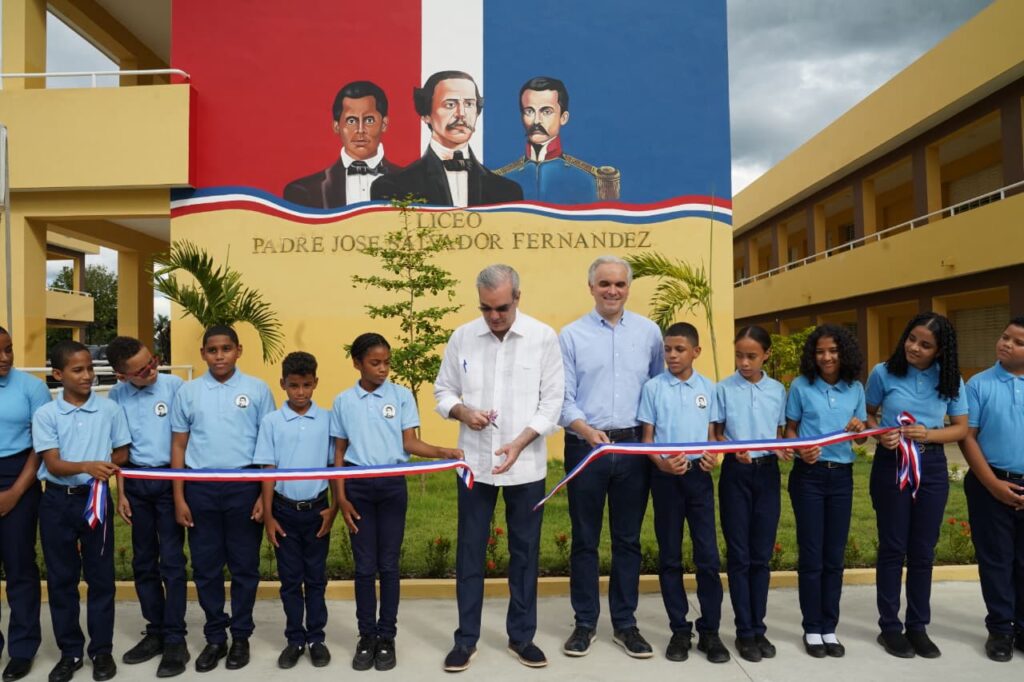 Gobierno inaugura moderno liceo en Sabana del Puerto, Bonao