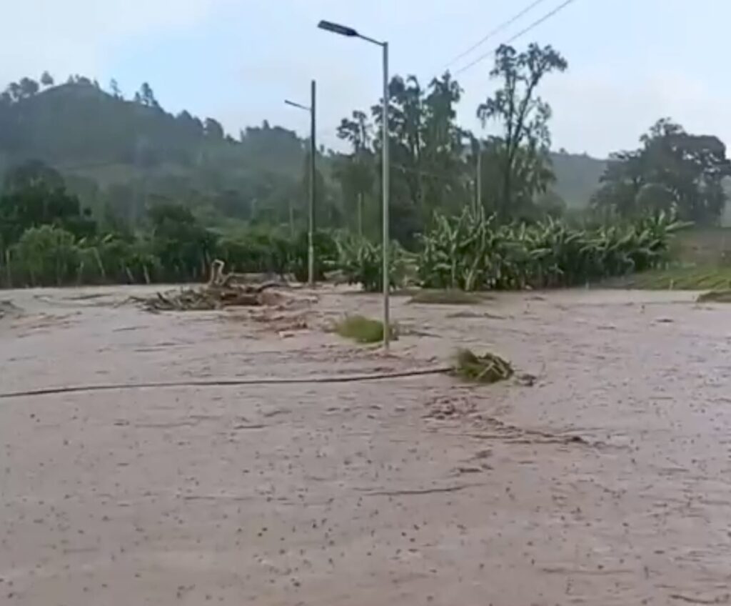 Desbordamiento de cañada provoca daños en el Distrito Municipal de La Sabina, Constanza