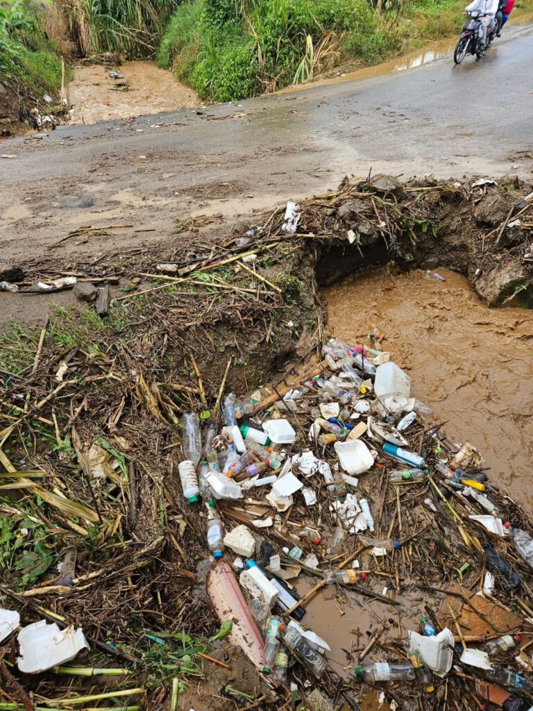 Desbordamiento de cañada provoca daños en el Distrito Municipal de La Sabina, Constanza