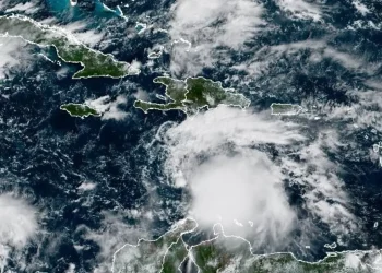 Mantienen suspensión de docencia y labores en provincias bajo alerta roja por tormenta Melissa