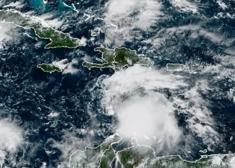 Mantienen suspensión de docencia y labores en provincias bajo alerta roja por tormenta Melissa