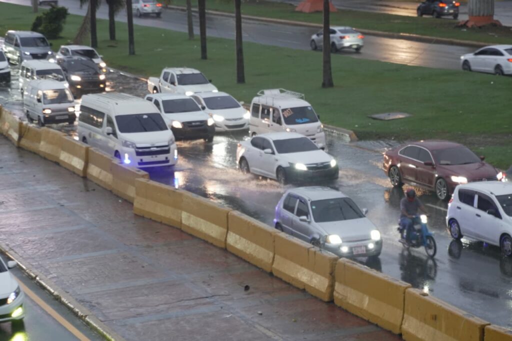 Tormenta Melissa provoca caos en el tránsito del Gran Santo Domingo - Noticias de hoy en República Dominicana | De Último Minuto