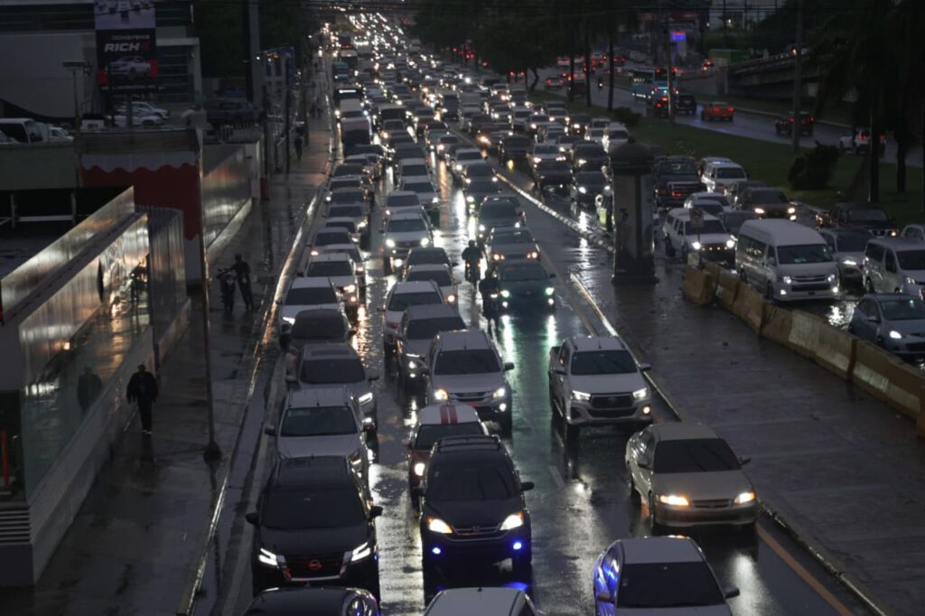 Tormenta Melissa provoca caos en el tránsito del Gran Santo Domingo - Noticias de hoy en República Dominicana | De Último Minuto