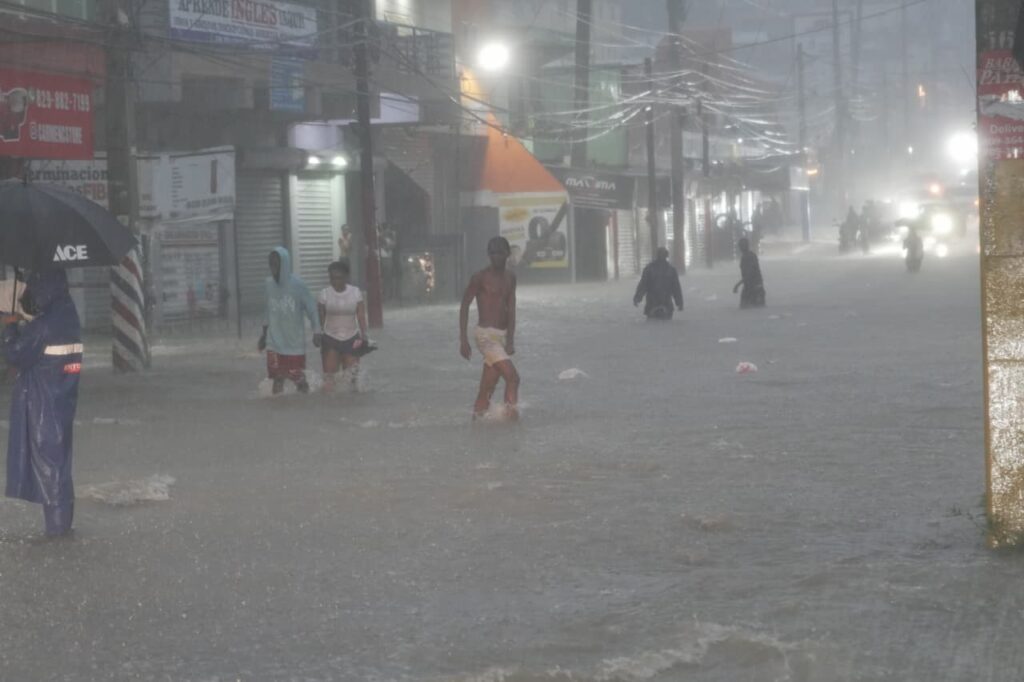 Moradores de Los Girasoles claman ayuda por las situaciones que provoca la tormenta Melissa - Noticias de hoy en República Dominicana | De Último Minuto