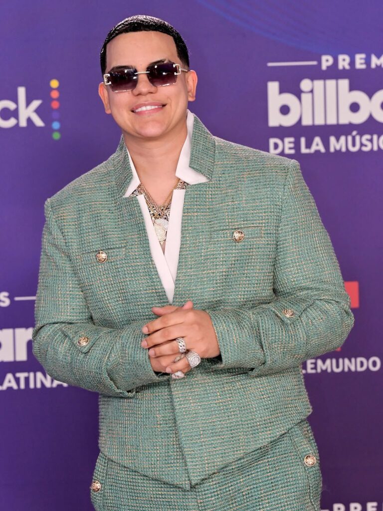 Famosos brillan en la alfombra de los Premios Billboard 2025 - Noticias de hoy en República Dominicana | De Último Minuto