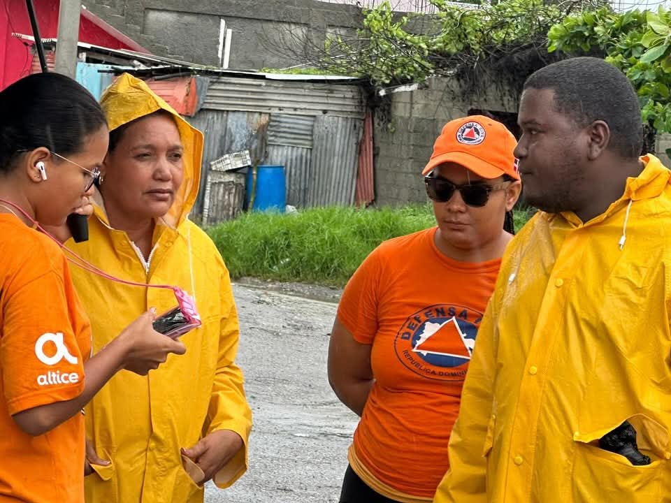 Gobernadora de Azua supervisa daños y entrega asistencia en comunidad afectada por tormenta Melissa