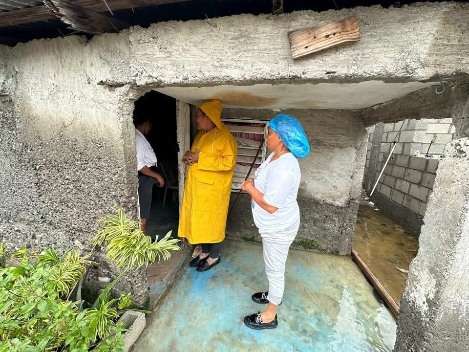 Gobernadora de Azua supervisa daños y entrega asistencia en comunidad afectada por tormenta Melissa