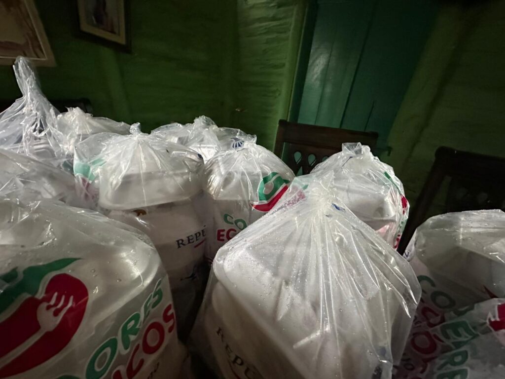 Gobernadora brinda asistencia alimentaria a familias afectadas por la tormenta Melissa