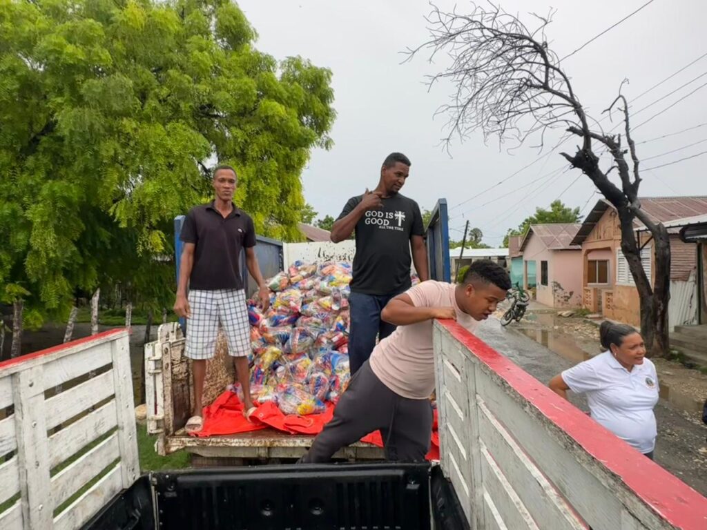 Gobernadora brinda asistencia alimentaria a familias afectadas por la tormenta Melissa