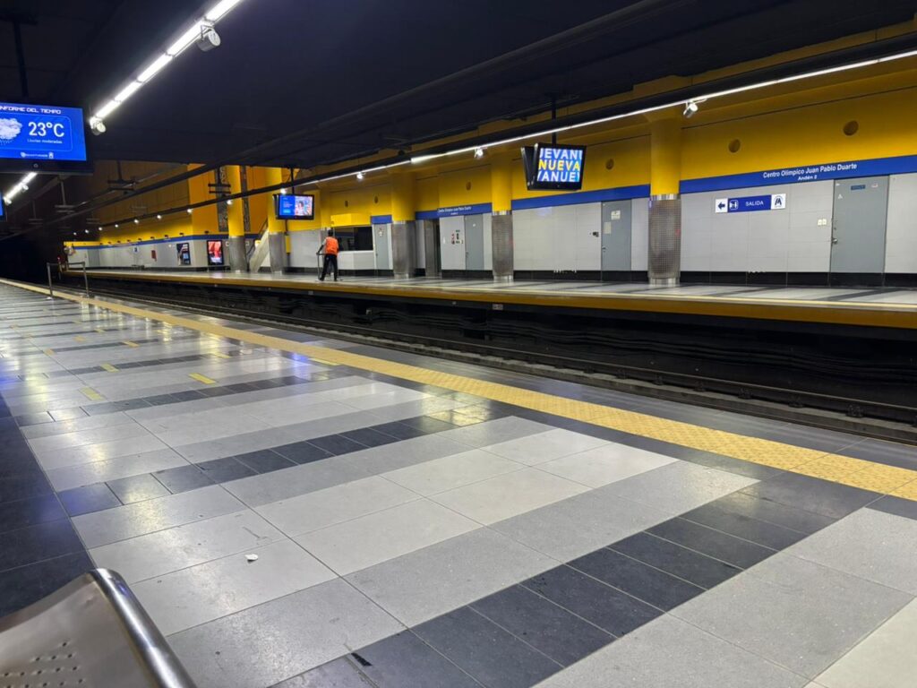 Estaciones del Metro lucen desoladas ante el paso de la tormenta tropical Melissa - Noticias de hoy en República Dominicana | De Último Minuto