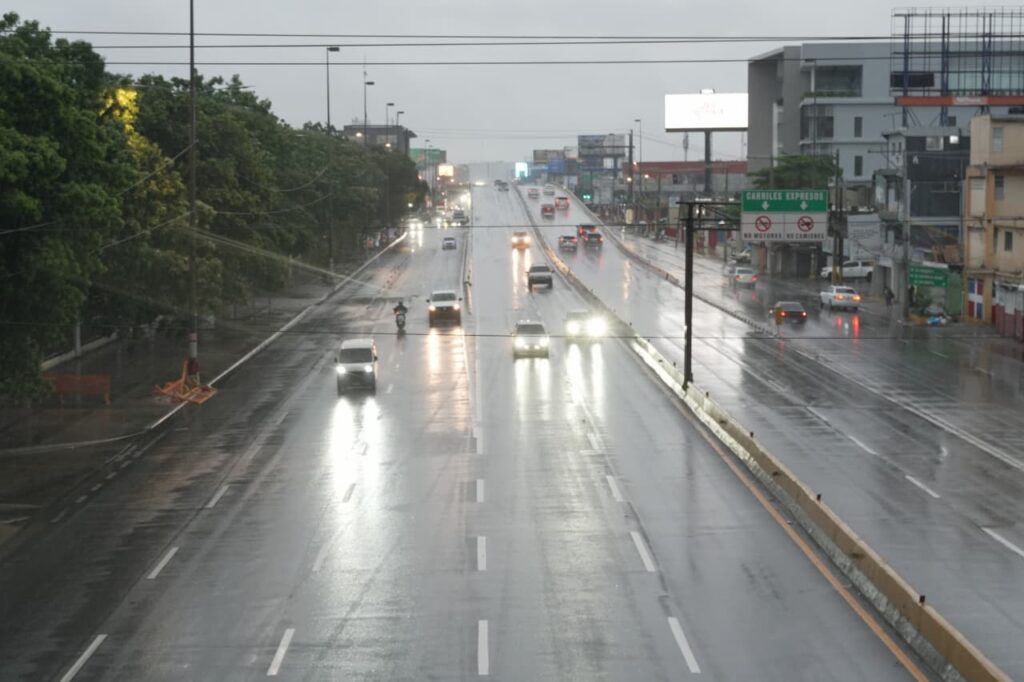 Tránsito en el DN se torna lento en horario nocturno: ciudadanos acatan medidas preventivas por tormenta Melissa | 6 | Tránsito en el DN se torna lento en horario nocturno: ciudadanos acatan medidas preventivas por tormenta Melissa - Noticias de hoy en República Dominicana | De Último Minuto