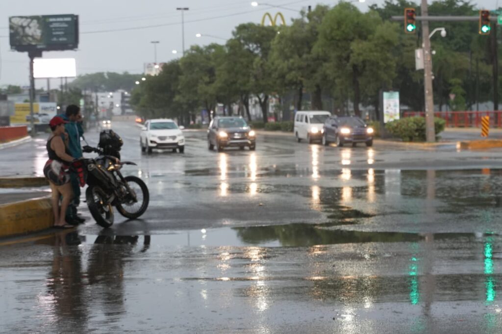 Tránsito en el DN se torna lento en horario nocturno: ciudadanos acatan medidas preventivas por tormenta Melissa | 5 | Tránsito en el DN se torna lento en horario nocturno: ciudadanos acatan medidas preventivas por tormenta Melissa - Noticias de hoy en República Dominicana | De Último Minuto